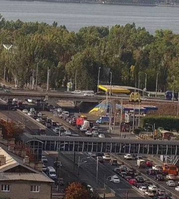 Рух у центр паралізовано: у Дніпрі масовий затор через ДТП