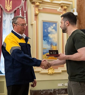 Президент Зеленський нагородив орденом миколаївського машиніста екскаватора