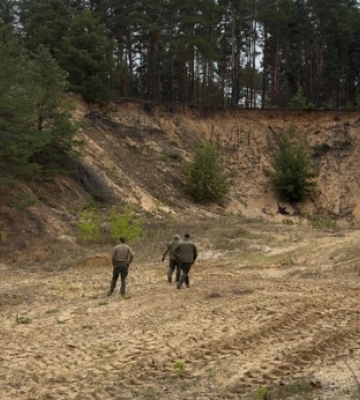 На Волині виявили незаконний кар'єр у лісі