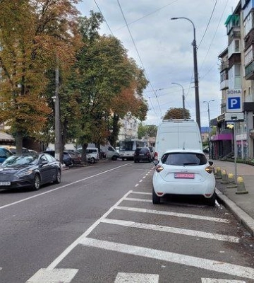 Навколо ринку в центрі Рівного облаштують платні паркомісця
