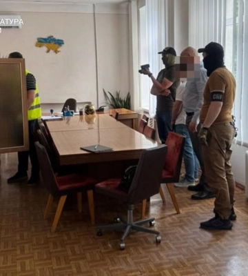 На Київщині посадовець вимагав 15 тисяч доларів за «допомогу» з військовим обліком