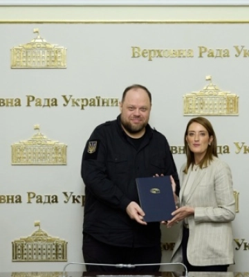Мецола передала Стефанчуку протокол про відкриття Представництва Європарламенту у Києві