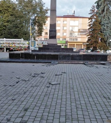 Знищили клумби, позривали квіти з дошки пам’яті полеглим захисникам: на Волині невідомі пошкодили пам'ятку