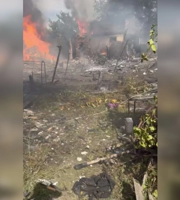 ВС РФ массированно атаковали Доброполье: жилые дома в огне (видео)
