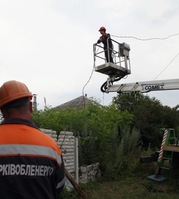 Фахівці «Харківобленерго» відновили подачу електрики у Дергачах