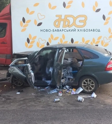 На Харківщині легковик зіткнувся з хлобовозом: загинули двоє людей