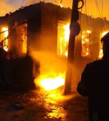 На Дніпропетровщині спалахнув житловий будинок
