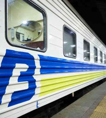 РФ знову вдарила по залізниці в Україні: затримуються потяги, є постраждалі