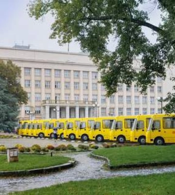 Найвища в Україні гірська громада отримала шкільний автобус