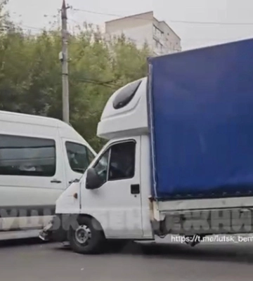 У Луцьку – ДТП: зіткнулися дві вантажівки (відео)