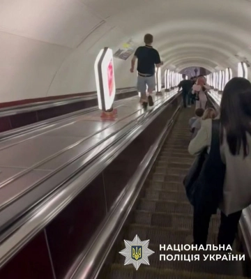 Біг по балюстраді між ескалаторами та пошкодив рекламний світильник: у Києві 19-річному хлопцю повідомили про підозру