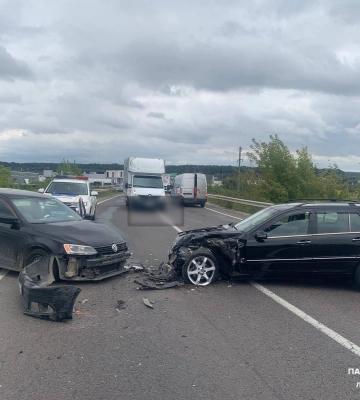 Рух трасою Львів — Краківець перекритий через ДТП з потерпілими