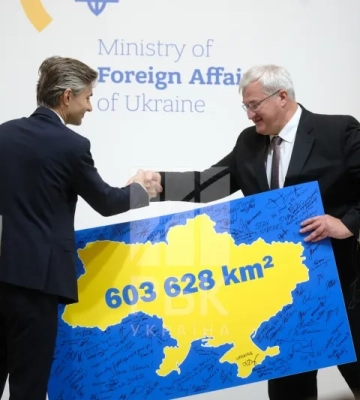Литовський міністр подарував Сибізі мапу України без окупованих територій