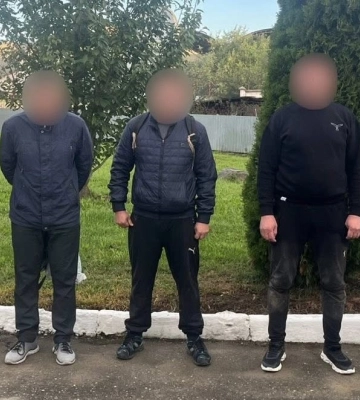 Втеча не врятувала: на Закарпатті прикордонники затримали переправника та його «клієнтів»
