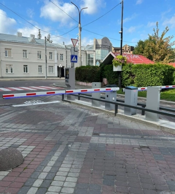 У центрі Луцька з’явилася сучасна парковка на 44 місць та тарифом 30 грн за годину