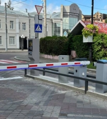 У центрі Луцька запрацювала платна парковка: який тариф 