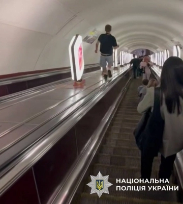 Біг по балюстраді між ескалаторами та пошкодив рекламний світильник: у Києві 19-річному хлопцю повідомили про підозру