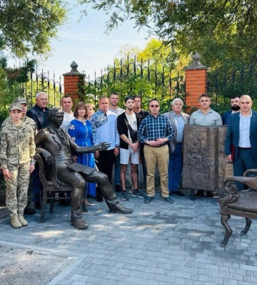 На Дніпропетровщині встановили евакуйований з Покровська пам'ятник Тарасу Шевченку