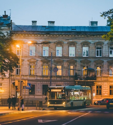 Пізно ввечері тролейбус у Львові наїхав на пішохода. Постраждалий помер