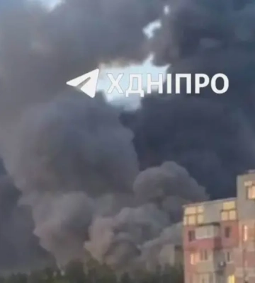 У Дніпрі пролунали вибухи, через ракети з "тушок" у місті спалахнули пожежі