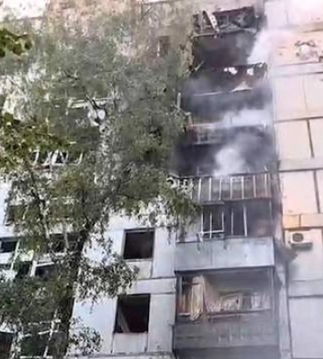 В Сети показали видео момента попадания российской ракеты в многоэтажку в Днепре
