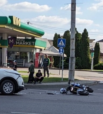 У Луцьку на Рівненській автівка зіткнулася з мотоциклом, є постраждалий