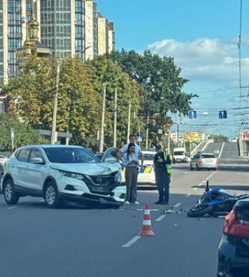 У Луцьку на Рівненській автівка зіткнулася з мотоциклом, є постраждалий