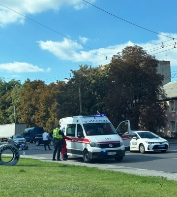 У Луцьку на Рівненській автівка зіткнулася з мотоциклом, є постраждалий