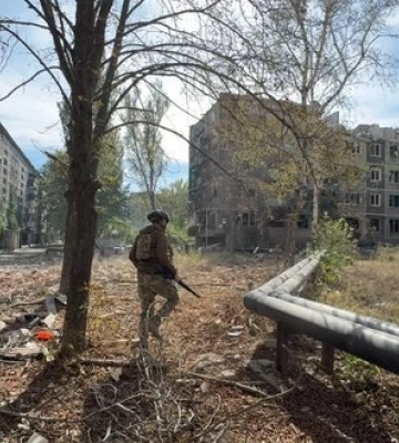 Доба на Донеччині: 2 людини загинули, 11 - поранено, також знищені будинки, автівки, адмінбудівлі. ФОТОрепортаж