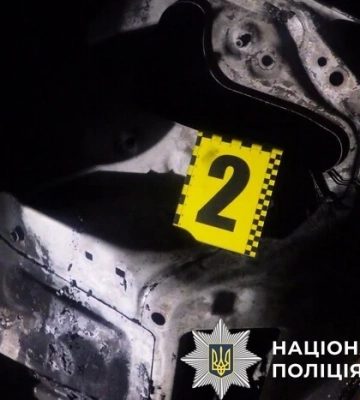 У Києві чоловік спалив автомобіль Тoyota, який помилково прийняв за машину кривдника