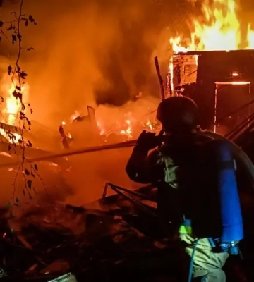 РФ завдала ударів по двох районах Київської області: спалахнули масштабні пожежі 