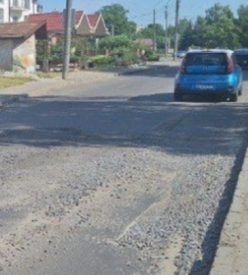 Зробили абияк: у Луцьку після ремонту водопроводу неякісно відновили асфальт 