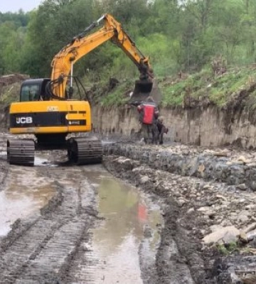 На Закарпатті зміцнюють дороги від підтоплень: аварійні роботи на Великоберезнянщині