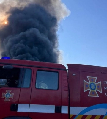 У Дніпрі на ринку «Озерка» спалахнула масштабна пожежа: що відомо
