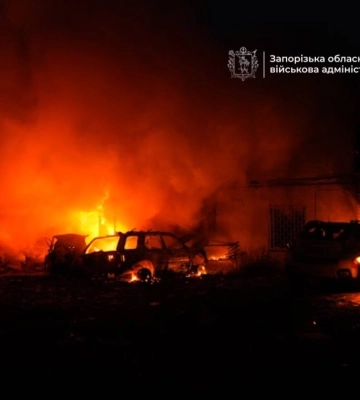 В городе взрывы и пожары: россияне сбросили на Запорожье 5 авиабомб, есть жертвы (фото, видео)