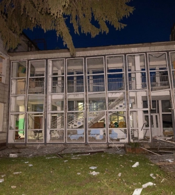 Ворог атакував «шахедами» промзону та заклад освіти у Сумах: є поранений