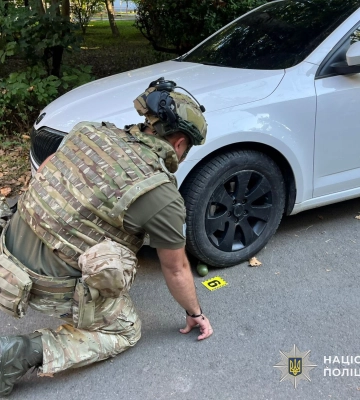 У Мукачеві жінка виявила гранату під власним авто