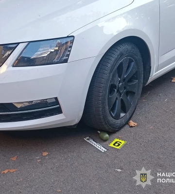 У Мукачеві жінка виявила гранату під власним авто