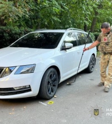 У Мукачеві жінка виявила під власним авто предмет, схожий на гранату — поліція працює на місці події
