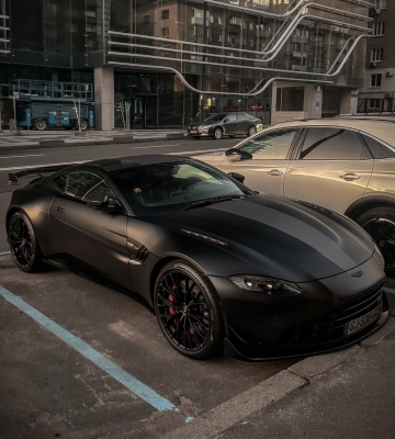 Их существует только 899: в Киеве заметили лимитированный суперкар Aston Martin на "бляхах" 