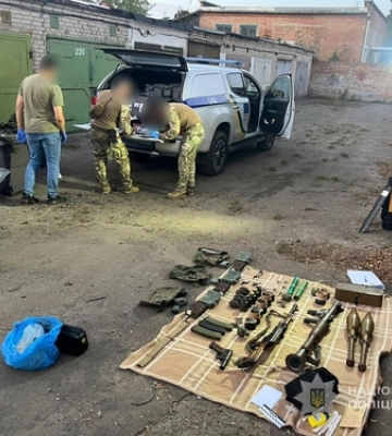 У Лучанина в гаражі виявили цілий арсенал зброї та боєприпасів 