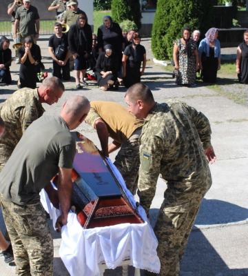 Іршавська громада попрощалася із 33 - річним захисником Іваном Жупанином
