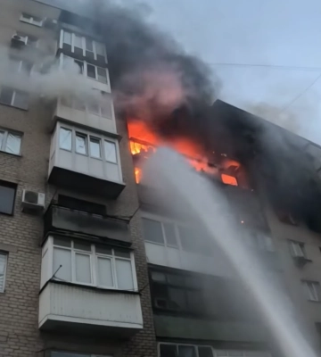 Армія РФ вдарила по Добропіллю: виникла масштабна пожежа у багатоповерхівці