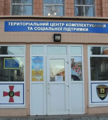 В Калуше группа неизвестных напала на ТЦК: сбежали трое военнообязанных