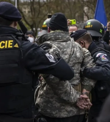 В Крыму мужчину приговорили к году колонии за «надругательство над флагом России»