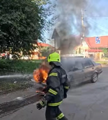 На Млинівській у Рівному горів легковий автомобіль (ВІДЕО)
