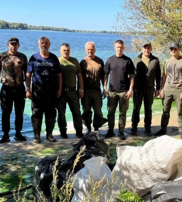 Зібрати понад 300 кілограмів сміття: на Черкащині прибирали узбережжя Дніпра та острови