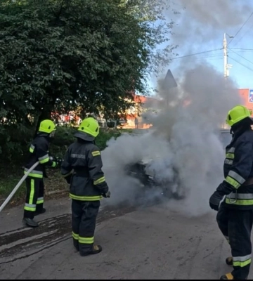 На Млинівській у Рівному горів легковий автомобіль (ВІДЕО)