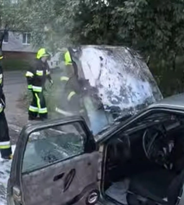 На Млинівській у Рівному горів легковий автомобіль (ВІДЕО)