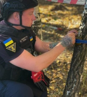 Розтяжку з бойовою гранатою виявили у лісовому масиві на Київщині. ФОТО